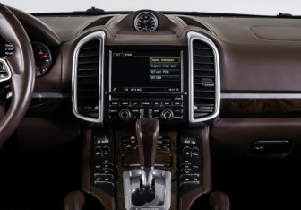 Подержанный автомобиль Porsche Cayenne 2015 года (14 фото)