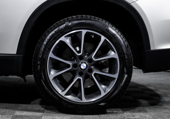 Подержанный автомобиль BMW X5 2015 года (15 фото)