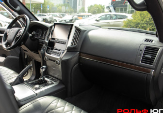 Подержанный автомобиль Toyota Land Cruiser Suv 2017 года (7 фото)