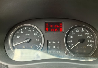 Подержанный автомобиль Renault Logan Sedan 2012 года (15 фото)