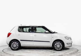 Подержанный автомобиль Skoda Fabia Hatchback 2010 года (4 фото)