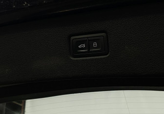 Подержанный автомобиль Audi Q7 2015 года (12 фото)