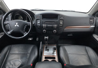 Подержанный автомобиль Mitsubishi Pajero 2008 года (11 фото)