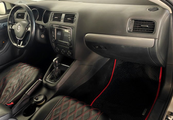 Подержанный автомобиль Volkswagen Jetta Sedan 2015 года (10 фото)