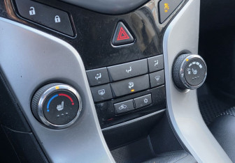 Подержанный автомобиль Chevrolet Cruze Hatchback 2012 года (14 фото)