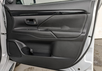 Подержанный автомобиль Mitsubishi Outlander 2022 года (24 фото)