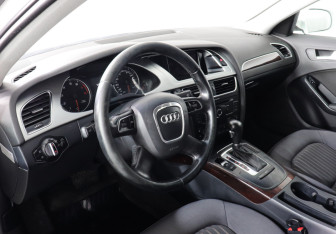 Подержанный автомобиль Audi A4 Sedan 2011 года (5 фото)
