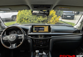 Подержанный автомобиль Lexus LX 2017 года (10 фото)
