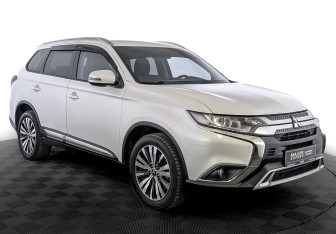 Подержанный автомобиль Mitsubishi Outlander 2019 года (3 фото)