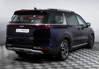 Подержанный автомобиль Kia Carnival 2023 года (5 фото)
