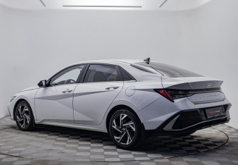 Подержанный автомобиль Hyundai Elantra Sedan 2023 года (3 фото)