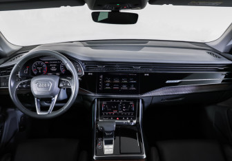 Подержанный автомобиль Audi Q8 2019 года (14 фото)