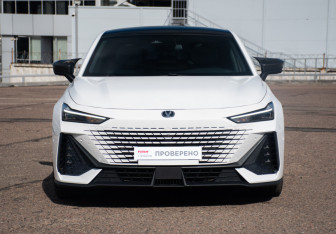 Подержанный автомобиль Changan UNI-V 2023 года (2 фото)