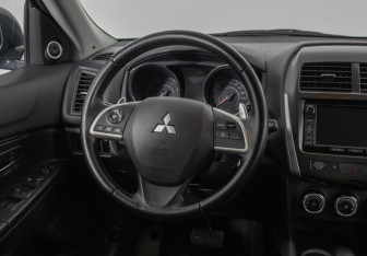 Подержанный автомобиль Mitsubishi ASX 2012 года (15 фото)