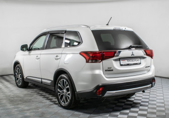 Подержанный автомобиль Mitsubishi Outlander 2015 года (7 фото)
