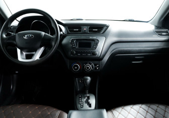 Подержанный автомобиль Kia Rio Hatchback 2013 года (7 фото)