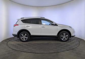 Подержанный автомобиль Toyota RAV4 2018 года (4 фото)