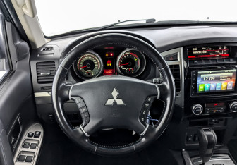Подержанный автомобиль Mitsubishi Pajero 2018 года (21 фото)