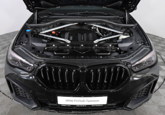 Подержанный автомобиль BMW X6 2022 года (10 фото)