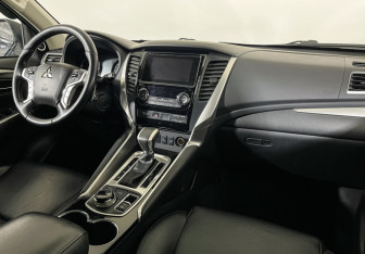 Подержанный автомобиль Mitsubishi Pajero Sport 2019 года (9 фото)