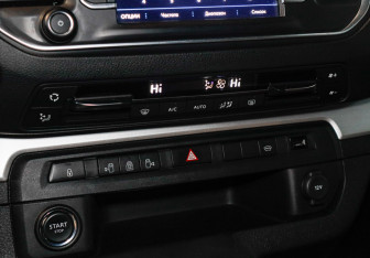 Подержанный автомобиль Peugeot Traveller 2018 года (24 фото)