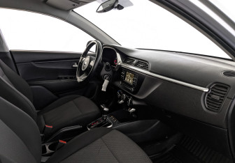 Подержанный автомобиль Kia Rio Hatchback 2021 года (12 фото)