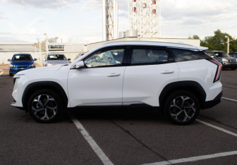 Подержанный автомобиль Geely Atlas 2024 года (8 фото)