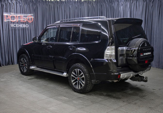 Подержанный автомобиль Mitsubishi Pajero 2012 года (7 фото)