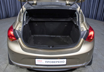 Подержанный автомобиль Opel Astra Hatchback 2013 года (10 фото)