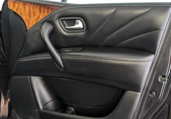 Подержанный автомобиль Infiniti QX80 2017 года (25 фото)