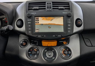 Подержанный автомобиль Toyota RAV4 2012 года (17 фото)