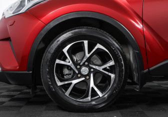 Подержанный автомобиль Toyota C-HR 2018 года (24 фото)