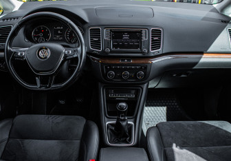 Подержанный автомобиль Volkswagen Sharan 2018 года (12 фото)