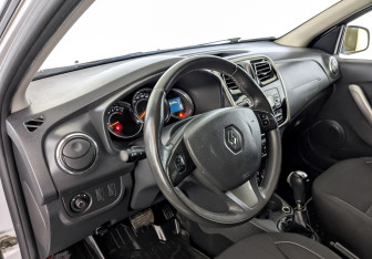 Подержанный автомобиль Renault Sandero 2017 года (16 фото)