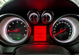 Подержанный автомобиль Opel Astra Sedan 2014 года (15 фото)