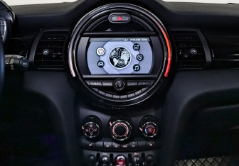 Подержанный автомобиль MINI Hatch 2019 года (14 фото)