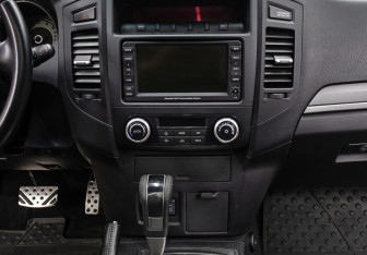 Подержанный автомобиль Mitsubishi Pajero 2011 года (15 фото)