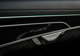 Подержанный автомобиль Audi S8 2020 года (20 фото)