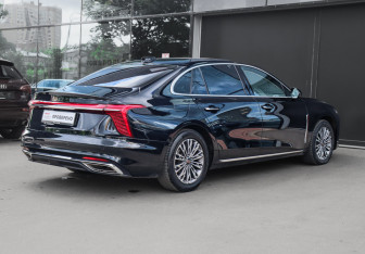 Подержанный автомобиль Hongqi H5 2024 года (4 фото)