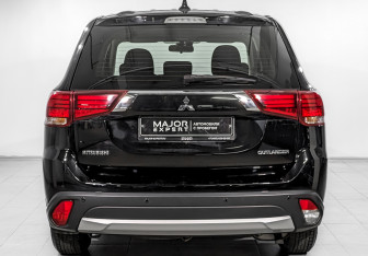 Подержанный автомобиль Mitsubishi Outlander 2018 года (6 фото)