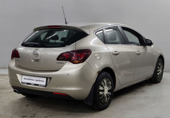 Подержанный автомобиль Opel Astra Hatchback 2011 года (5 фото)