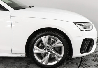 Подержанный автомобиль Audi A4 Sedan 2021 года (14 фото)