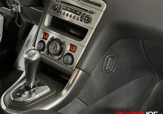 Подержанный автомобиль Peugeot 308 Hatchback 2010 года (17 фото)