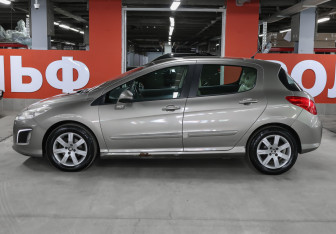 Подержанный автомобиль Peugeot 308 Hatchback 2012 года (8 фото)