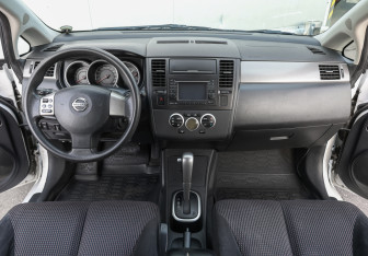 Подержанный автомобиль Nissan Tiida Hatchback 2012 года (12 фото)