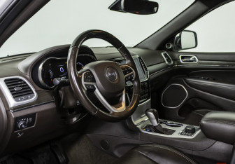 Подержанный автомобиль Jeep Grand Cherokee 2019 года (10 фото)