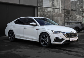 Подержанный автомобиль Skoda Octavia Liftback 2024 года (3 фото)
