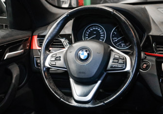 Подержанный автомобиль BMW X1 2016 года (11 фото)