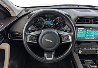 Подержанный автомобиль Jaguar F-Pace 2019 года (22 фото)