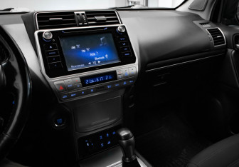 Подержанный автомобиль Toyota Land Cruiser Prado 2020 года (20 фото)